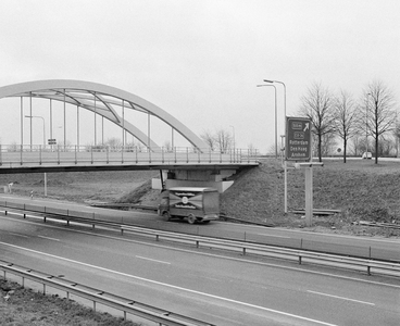 855478 Gezicht op het verkeersplein Hooggelegen te Utrecht, met het viaduct over de Rijksweg 2.N.B. De straatnaam ...